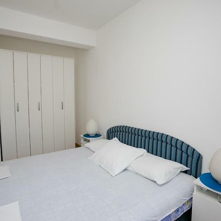 Apartment With Sea View Rafailovici Luaran gambar