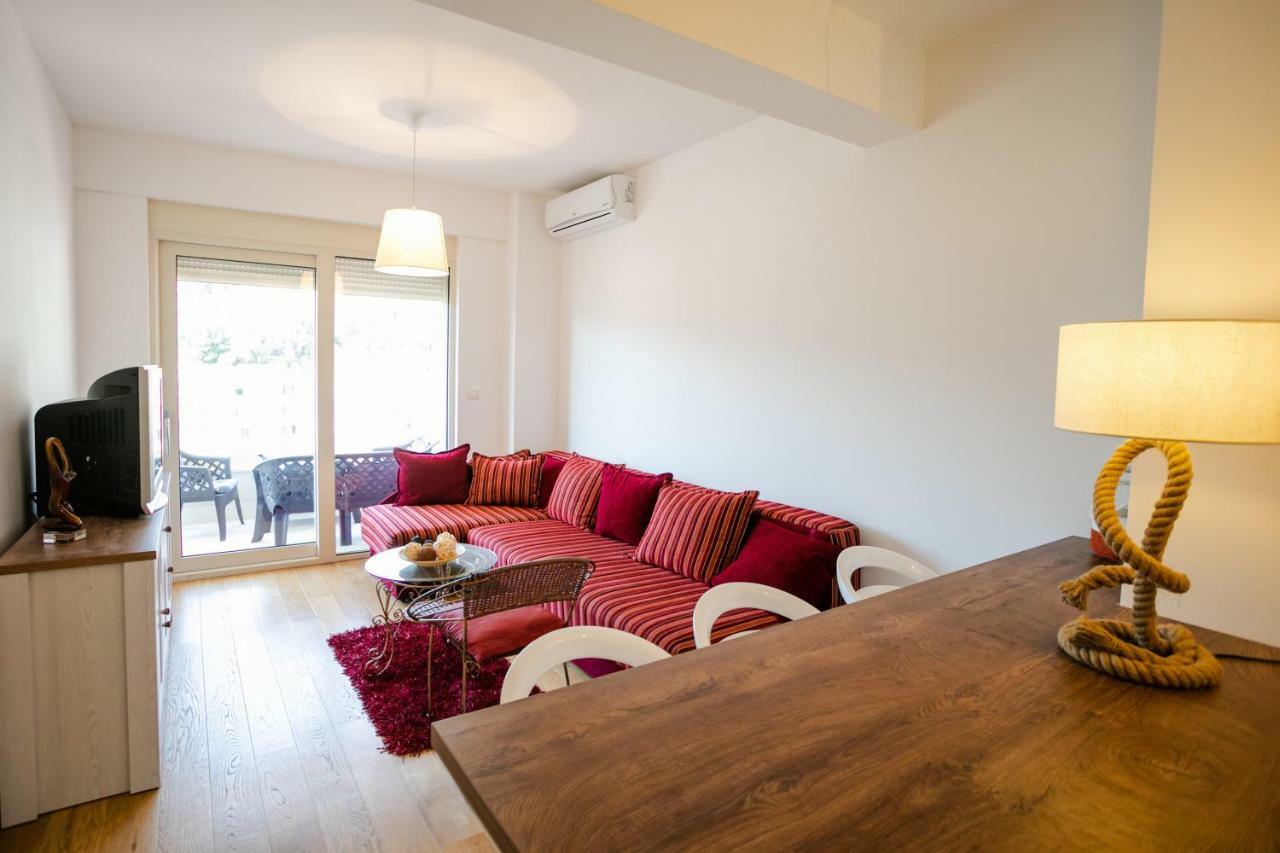 Apartment With Sea View Rafailovici Luaran gambar