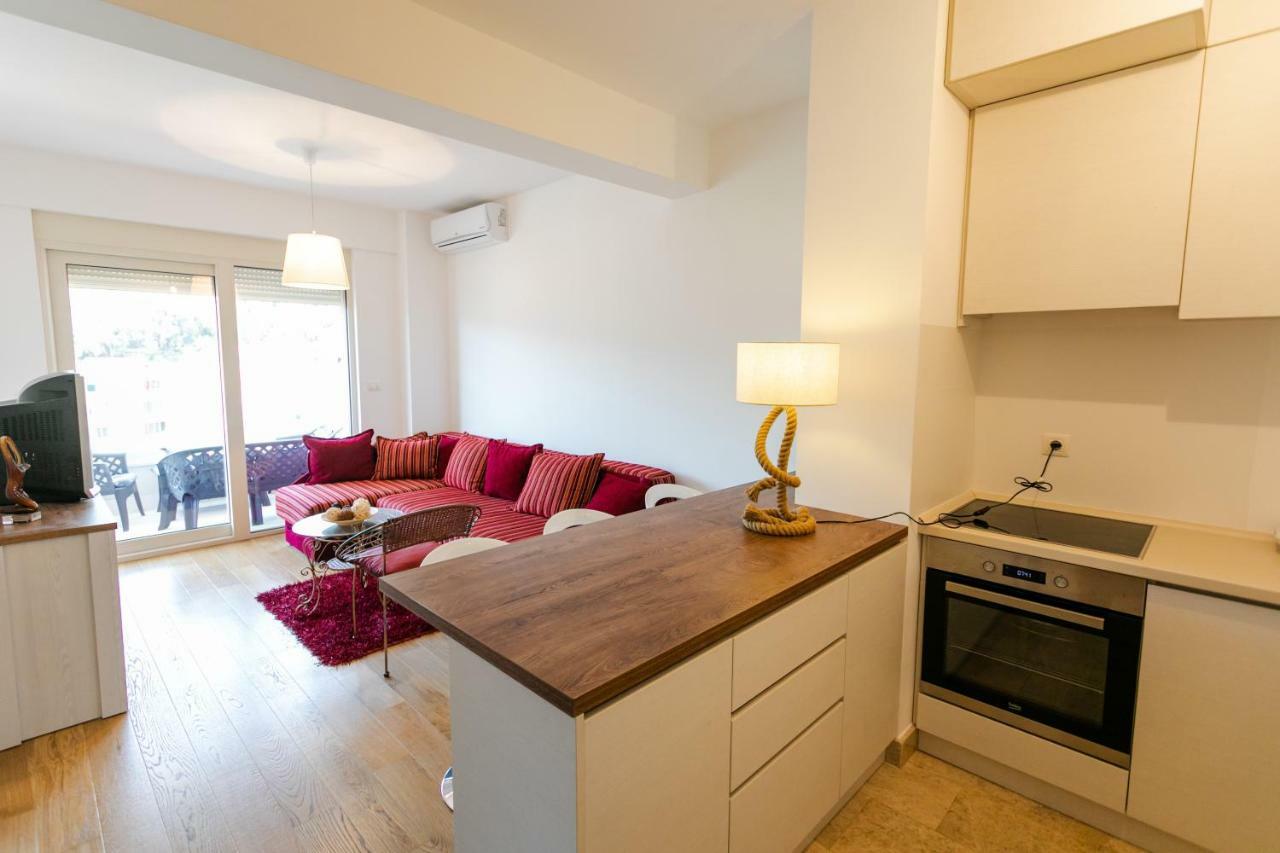 Apartment With Sea View Rafailovici Luaran gambar