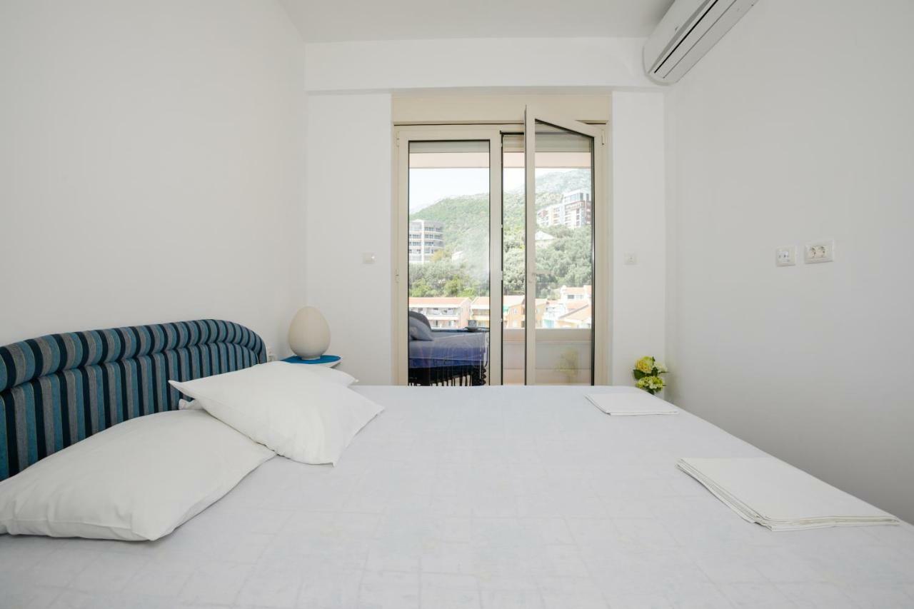 Apartment With Sea View Rafailovici Luaran gambar