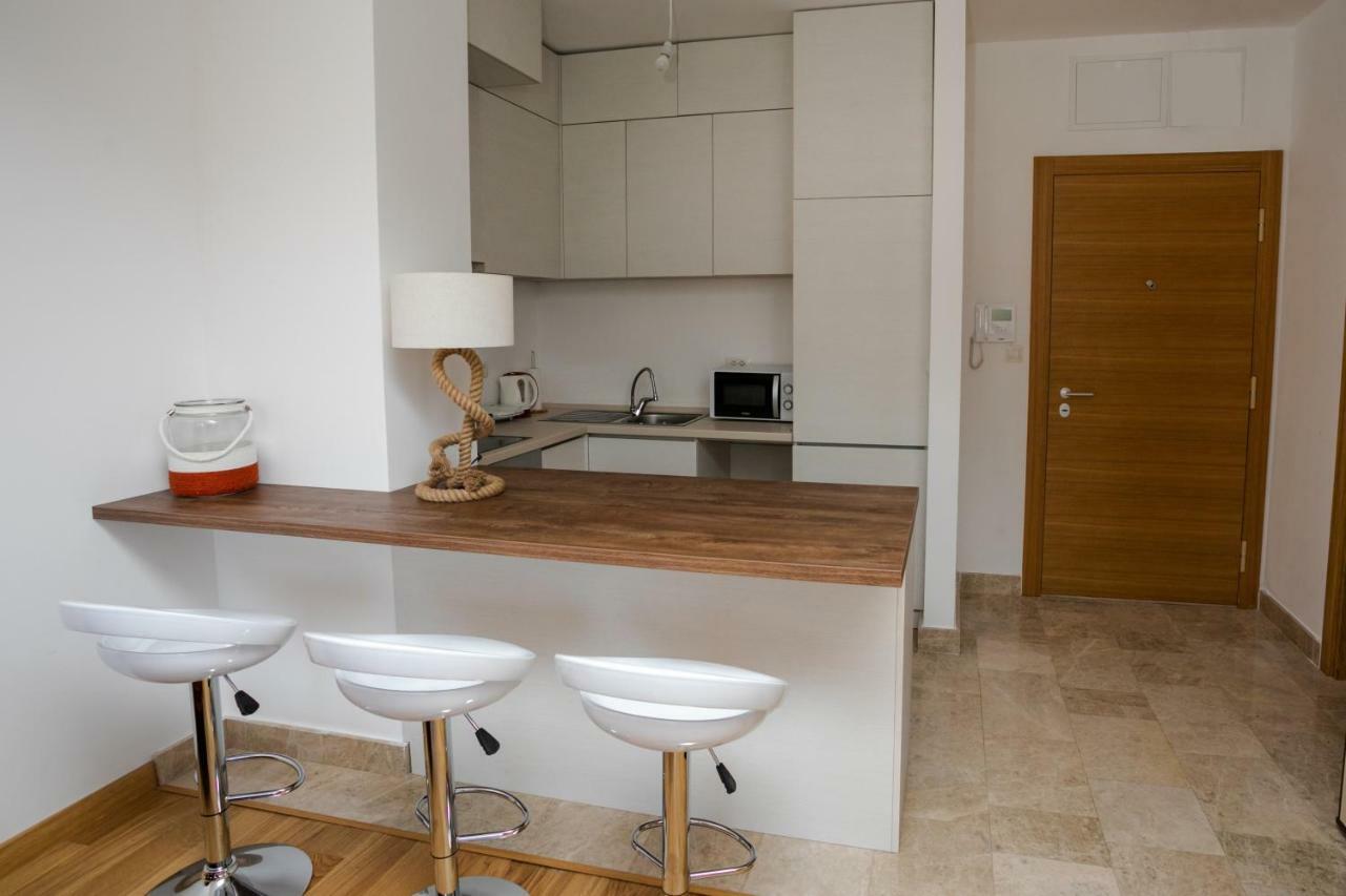 Apartment With Sea View Rafailovici Luaran gambar